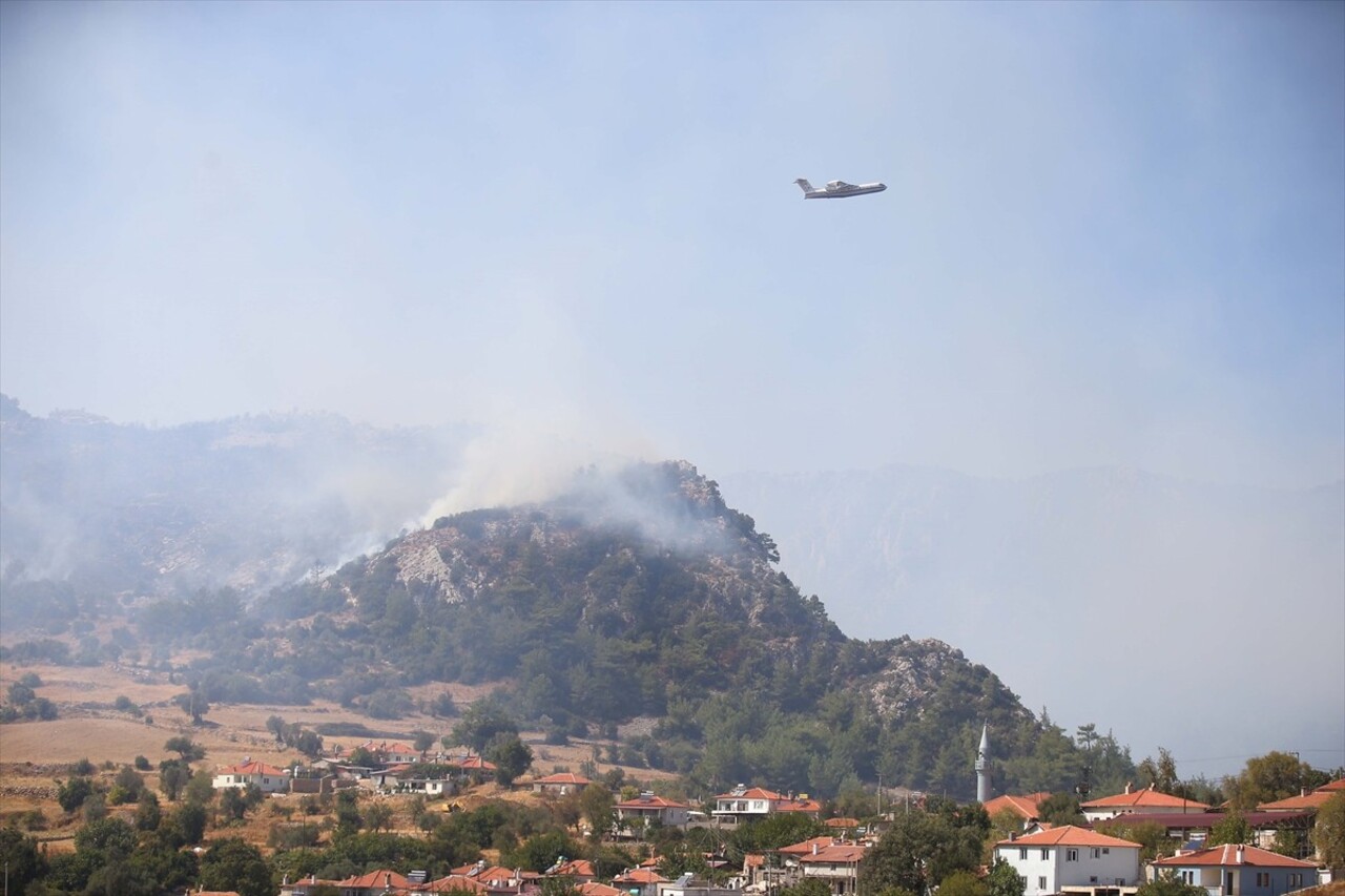 Muğla'nın Menteşe ilçesinde ormanlık alanda çıkan yangına havadan ve karadan müdahale...