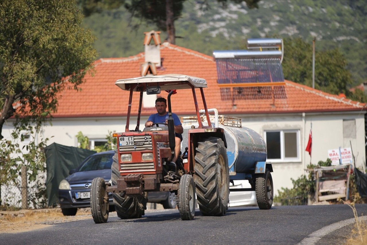 Muğla'nın Menteşe ilçesinde ormanlık alanda çıkan yangına havadan ve karadan müdahale...