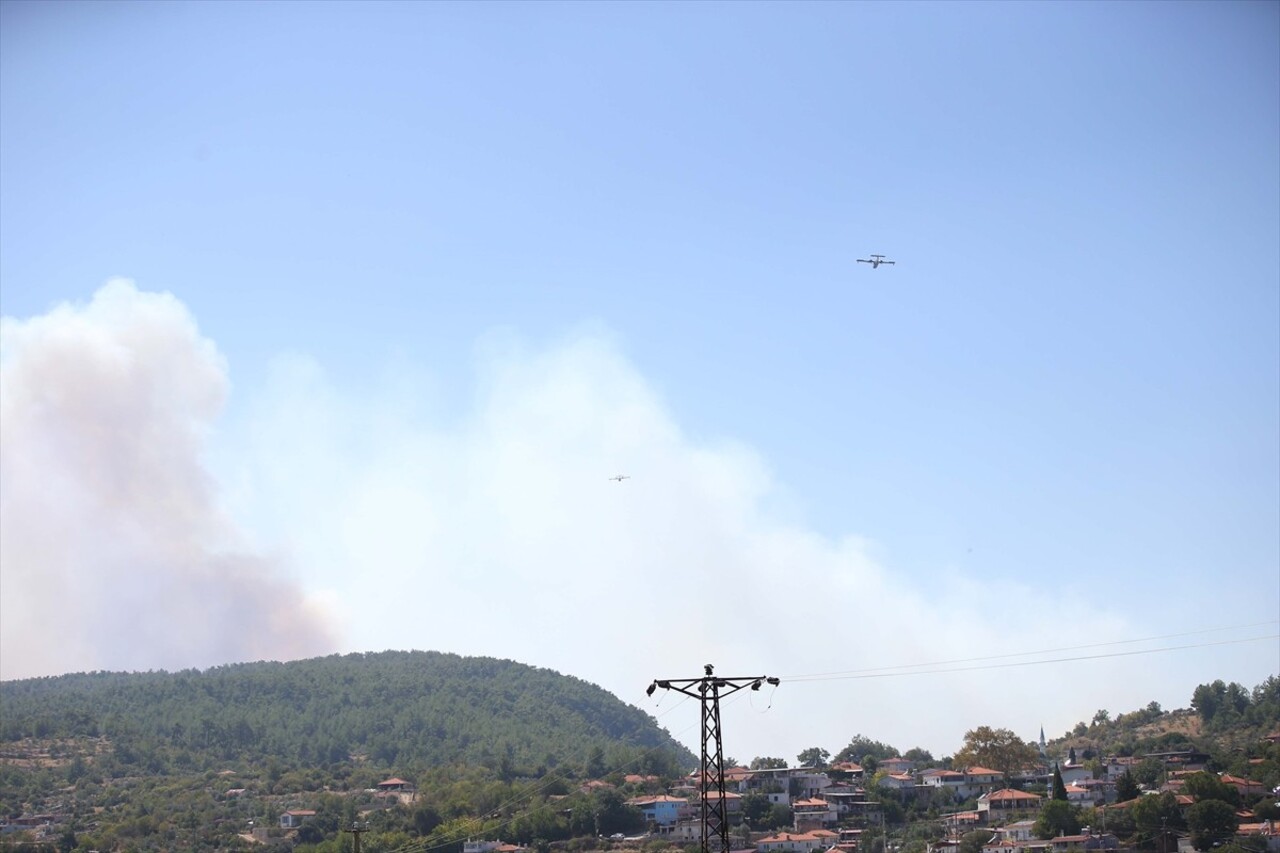 Muğla'nın Menteşe ilçesinde ormanlık alanda çıkan yangına havadan ve karadan müdahale...