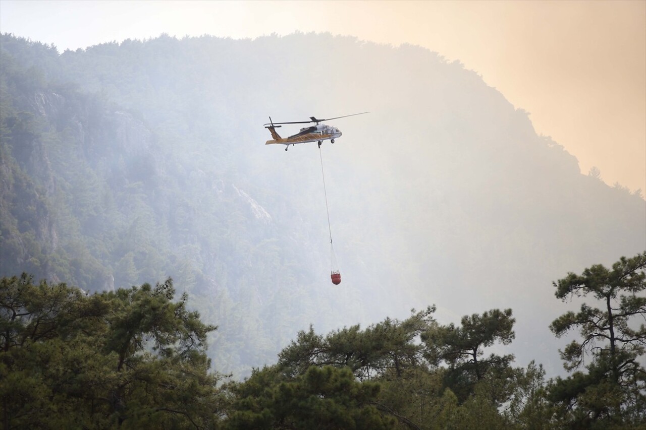 Muğla'nın Menteşe ilçesinde ormanlık alanda çıkan yangına havadan ve karadan müdahale...