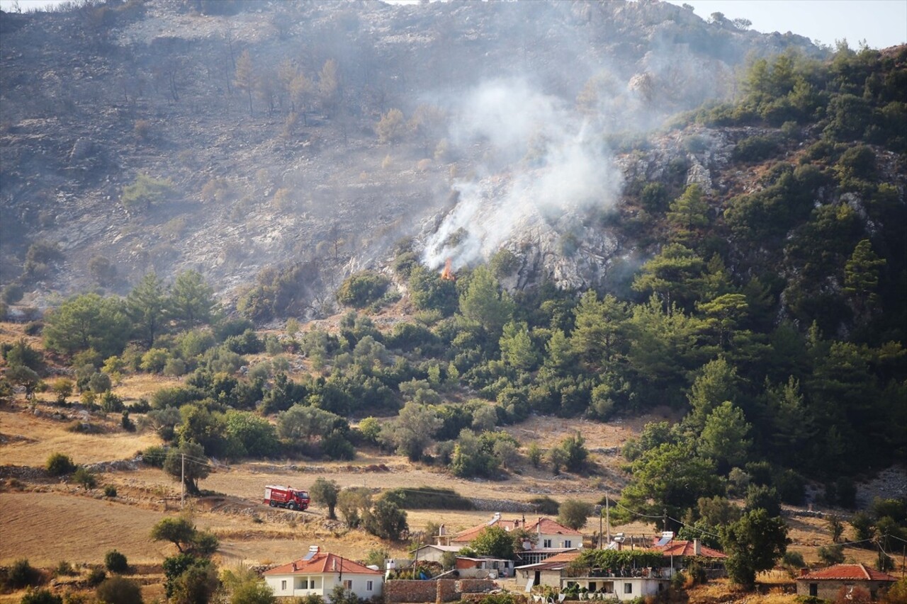 Muğla'nın Menteşe ilçesinde ormanlık alanda çıkan yangına havadan ve karadan müdahale...