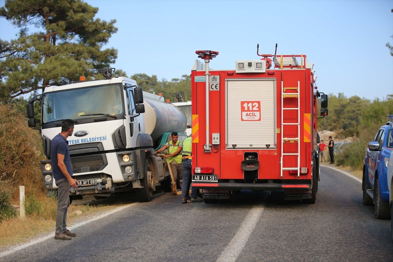 Muğla'nın Menteşe ilçesinde ormanlık alanda çıkan yangına havadan ve karadan müdahale...