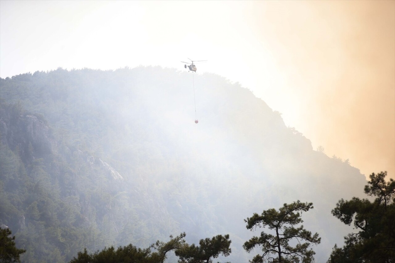 Muğla'nın Menteşe ilçesinde ormanlık alanda çıkan yangına havadan ve karadan müdahale...