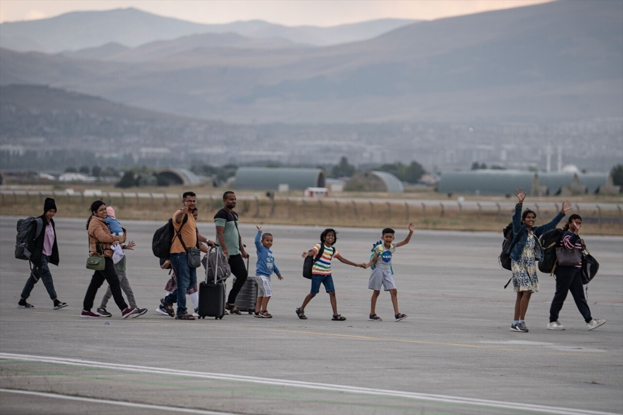 Hindistan-Almanya seferini yapan ve bomba ihbarı nedeniyle Erzurum Havalimanı'na zorunlu iniş...