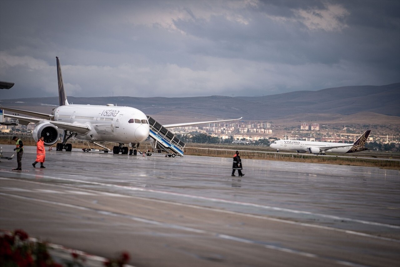 Hindistan-Almanya seferini yapan ve bomba ihbarı nedeniyle Erzurum Havalimanı'na zorunlu iniş...