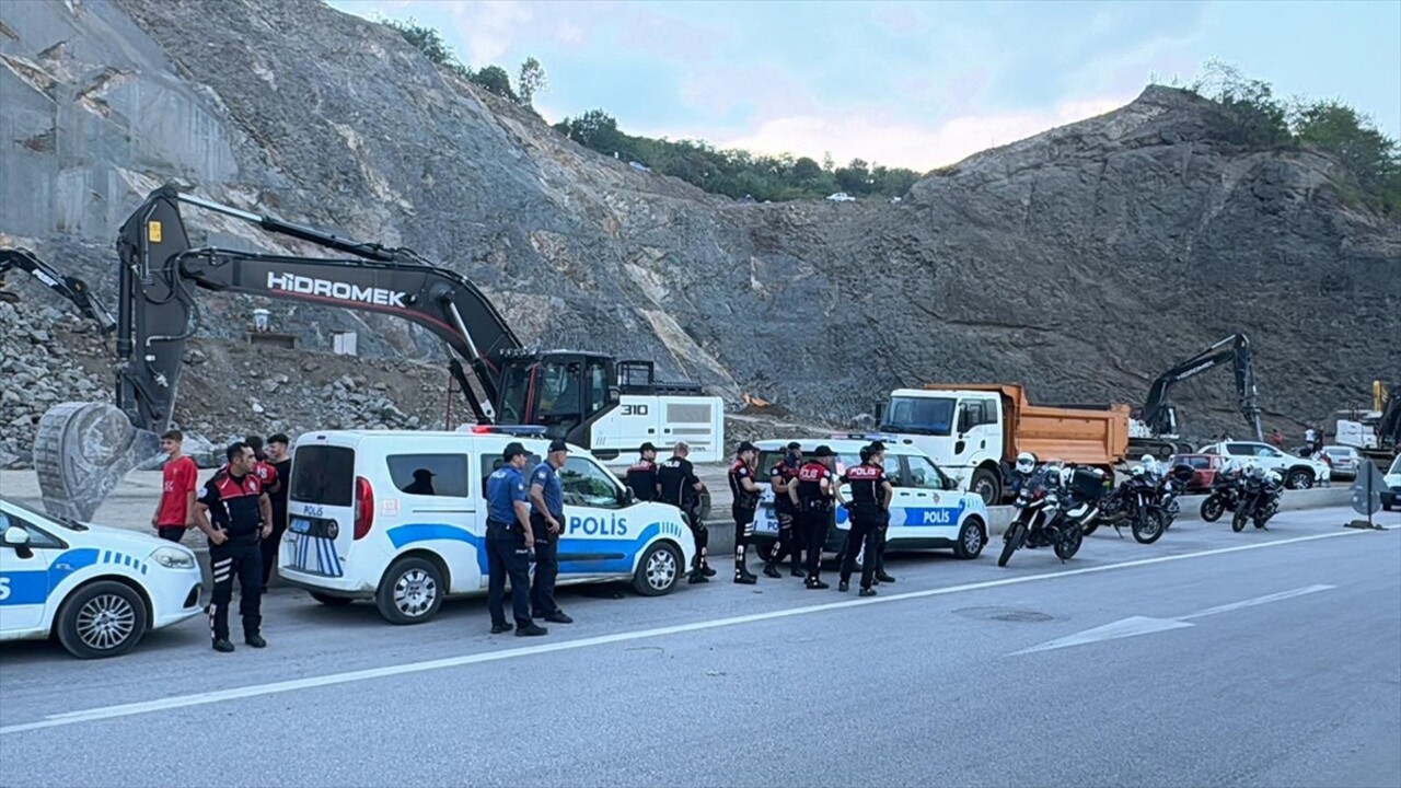 Samsun'un Tekkeköy ilçesinde taş ocağındaki patlatma sırasında fırlayan taşların isabet ettiği...