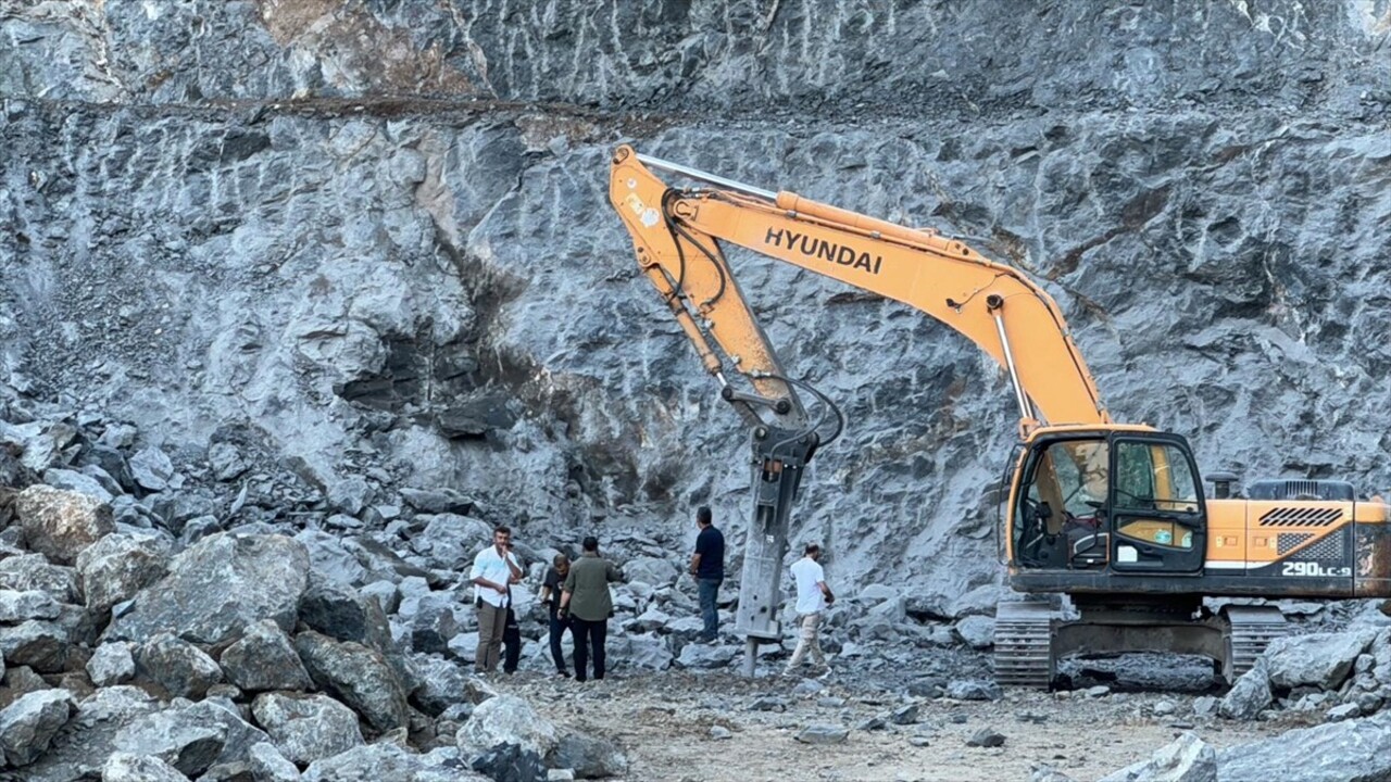 Samsun'un Tekkeköy ilçesinde taş ocağındaki patlatma sırasında fırlayan taşların isabet ettiği...