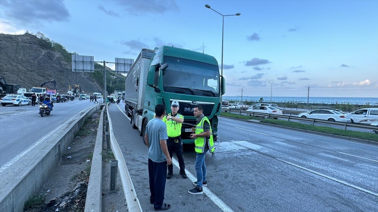 Samsun'un Tekkeköy ilçesinde taş ocağındaki patlatma sırasında fırlayan taşların isabet ettiği...