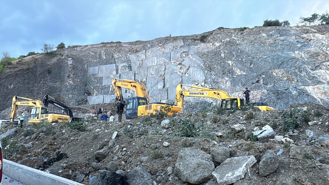 Samsun'un Tekkeköy ilçesinde taş ocağındaki patlatma sırasında fırlayan taşların isabet ettiği...