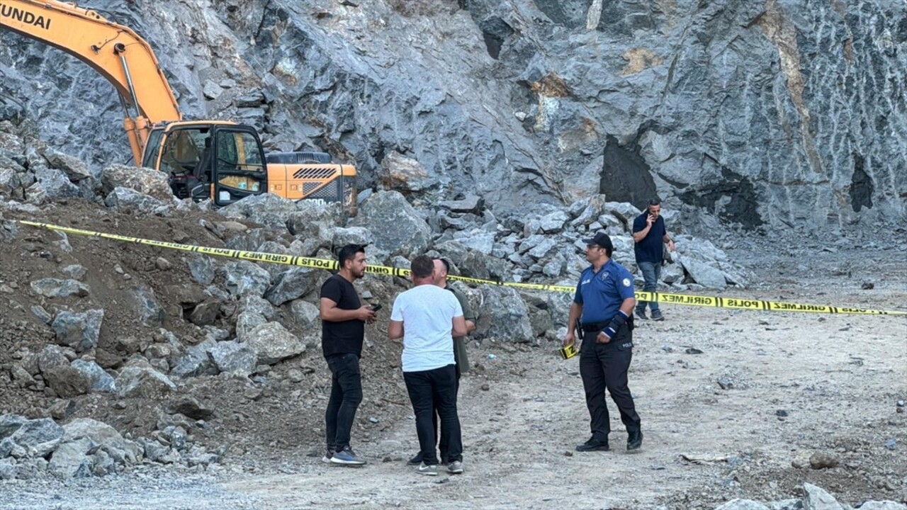 Samsun'un Tekkeköy ilçesinde taş ocağındaki patlatma sırasında fırlayan taşların isabet ettiği...