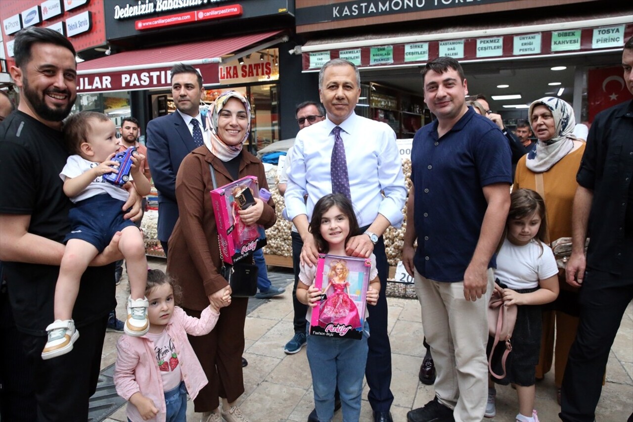 İçişleri Bakanı Ali Yerlikaya, Kastamonu'da Nasrullah Meydanı'nda esnafı ziyaret etti. Esnaf ve...