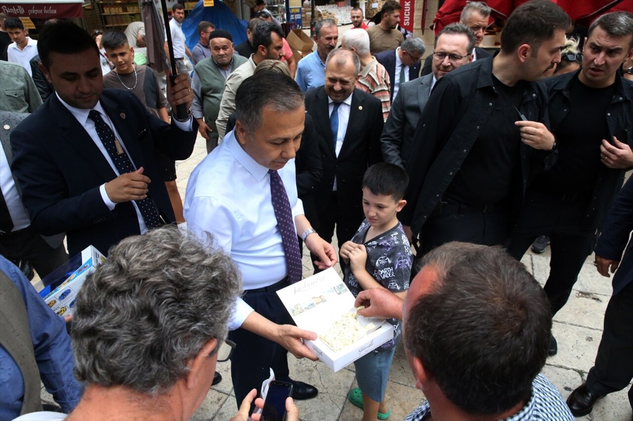 İçişleri Bakanı Ali Yerlikaya, Kastamonu'da Nasrullah Meydanı'nda esnafı ziyaret etti. Esnaf ve...