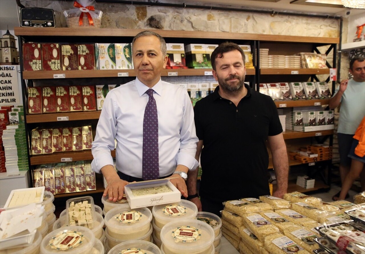 İçişleri Bakanı Ali Yerlikaya, Kastamonu'da Nasrullah Meydanı'nda esnafı ziyaret etti. Esnaf ve...