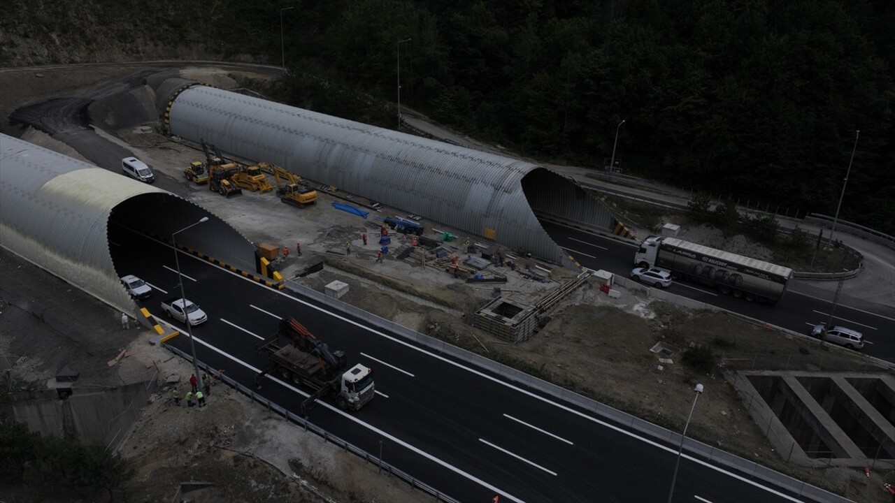 Tünel uzatma, altyapı ve üstyapı çalışmaları nedeniyle trafiğe kapatılan Anadolu Otoyolu'nun Bolu...