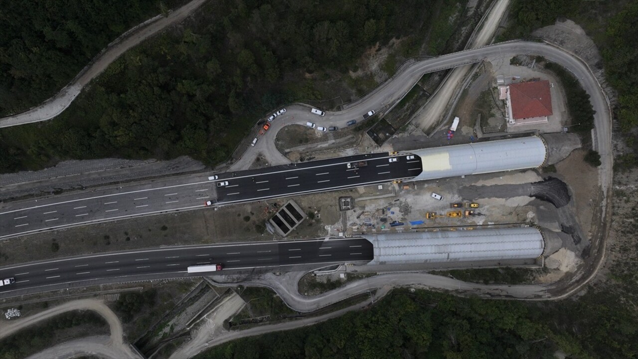 Tünel uzatma, altyapı ve üstyapı çalışmaları nedeniyle trafiğe kapatılan Anadolu Otoyolu'nun Bolu...