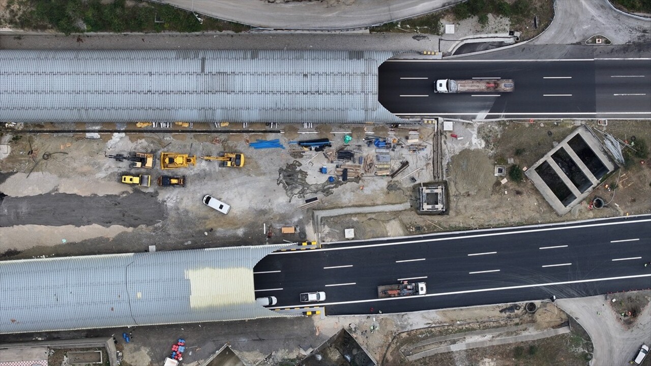 Tünel uzatma, altyapı ve üstyapı çalışmaları nedeniyle trafiğe kapatılan Anadolu Otoyolu'nun Bolu...