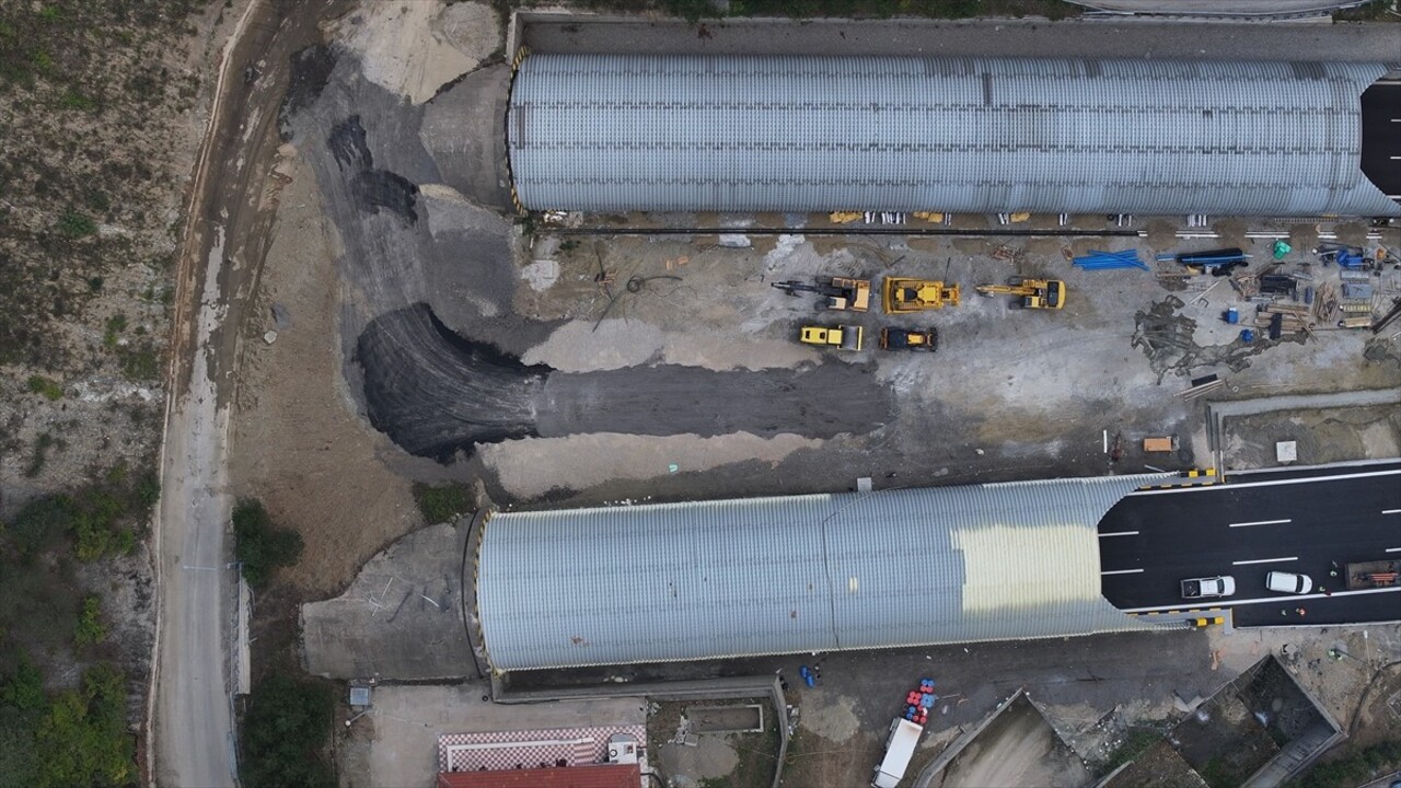 Tünel uzatma, altyapı ve üstyapı çalışmaları nedeniyle trafiğe kapatılan Anadolu Otoyolu'nun Bolu...