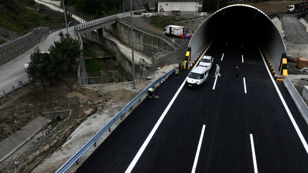 Tünel uzatma, altyapı ve üstyapı çalışmaları nedeniyle trafiğe kapatılan Anadolu Otoyolu'nun Bolu...