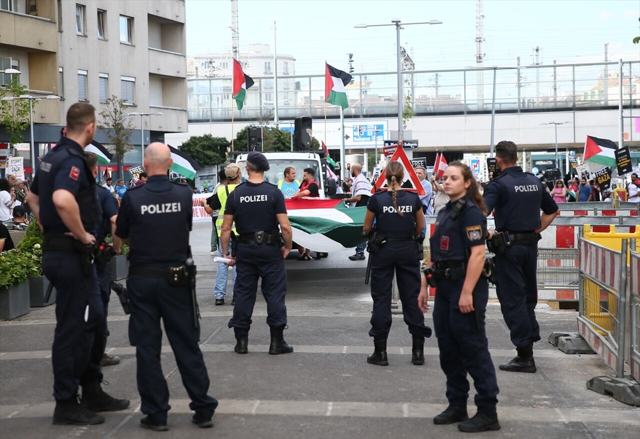 Avusturya'nın başkenti Viyana'da, İsrail'in Gazze'ye yönelik yaklaşık 11 aydır süren aralıksız...