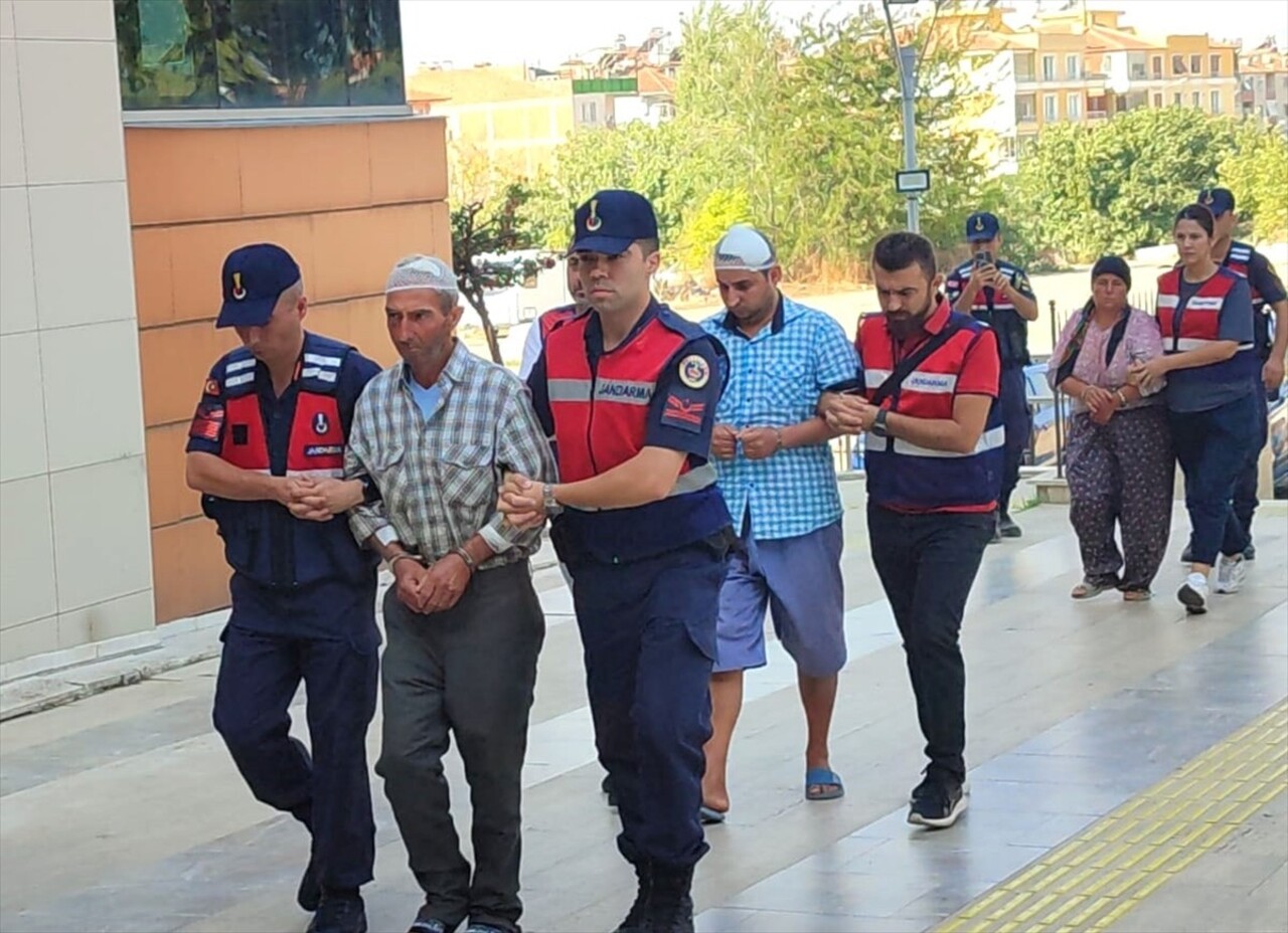 İzmir'in Ödemiş ilçesinde bir kişinin hayatını kaybettiği silahlı kavgayla ilgili 3 şüpheli...