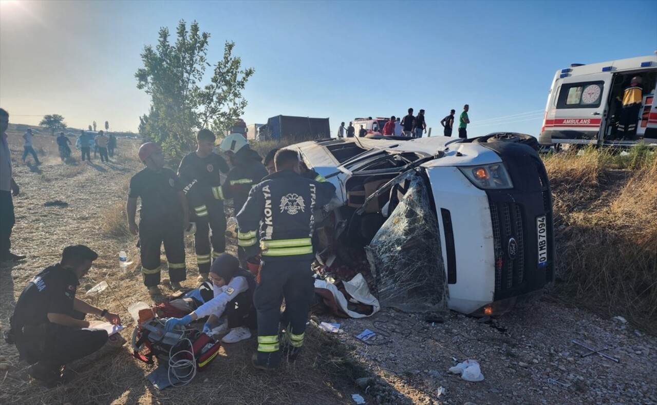 Konya'da minibüs ile traktörün çarpıştığı kazada 2 kişi hayatını kaybetti, 9 kişi...