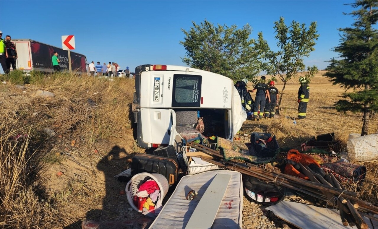 Konya'da minibüs ile traktörün çarpıştığı kazada 2 kişi hayatını kaybetti, 9 kişi...