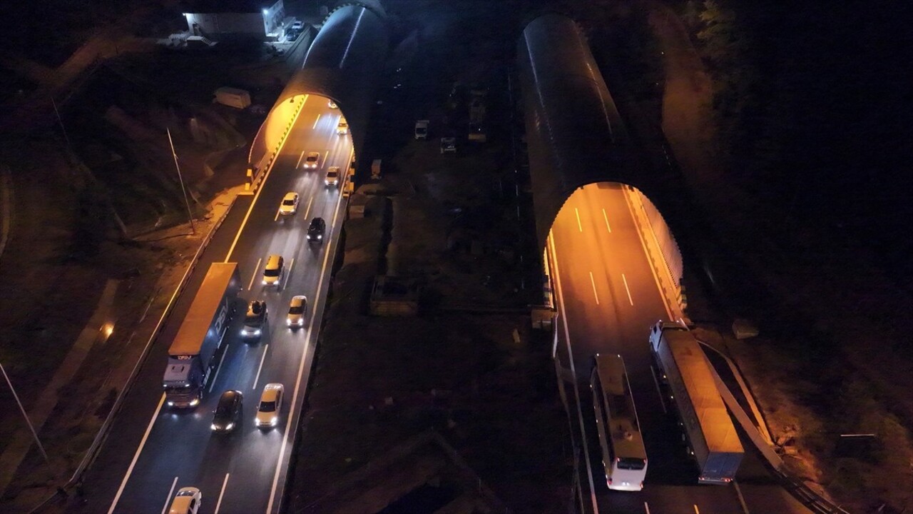 Tünel uzatma, altyapı ve üstyapı çalışmaları nedeniyle trafiğe kapatılan Anadolu Otoyolu'nun Bolu...