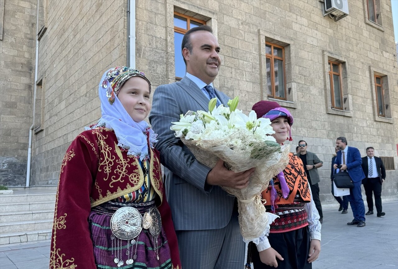 Sanayi ve Teknoloji Bakanı Mehmet Fatih Kacır, çeşitli programları kapsamında geldiği Isparta'da...