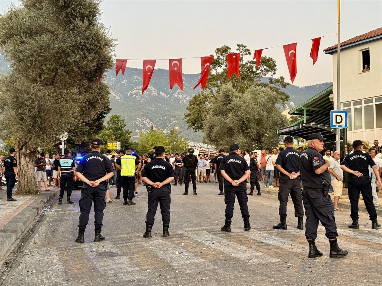 Muğla'nın Fethiye ilçesinde iki grup arasında çıkan kavgada 13 kişi yaralandı. Bölgeye jandarma...