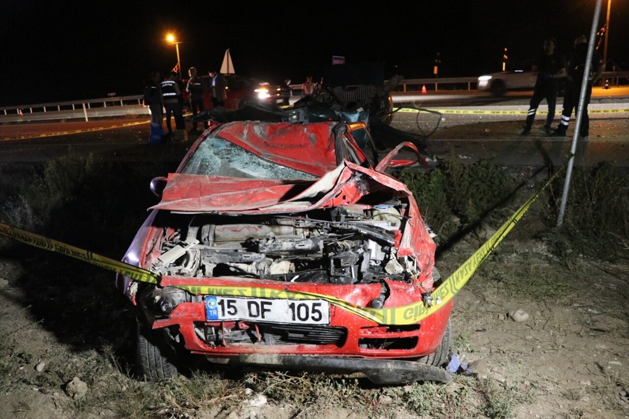 Burdur'da iki otomobilin çarpıştığı kazada 2 kişi yaşamını yitirdi, 3 kişi yaralandı.