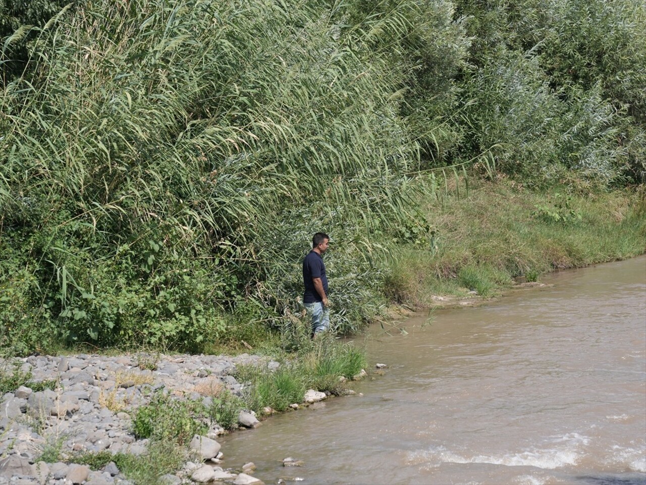 Diyarbakır Valisi Murat Zorluoğlu, kaybolan 8 yaşındaki Narin Güran'ın kıyafetleriyle dere...