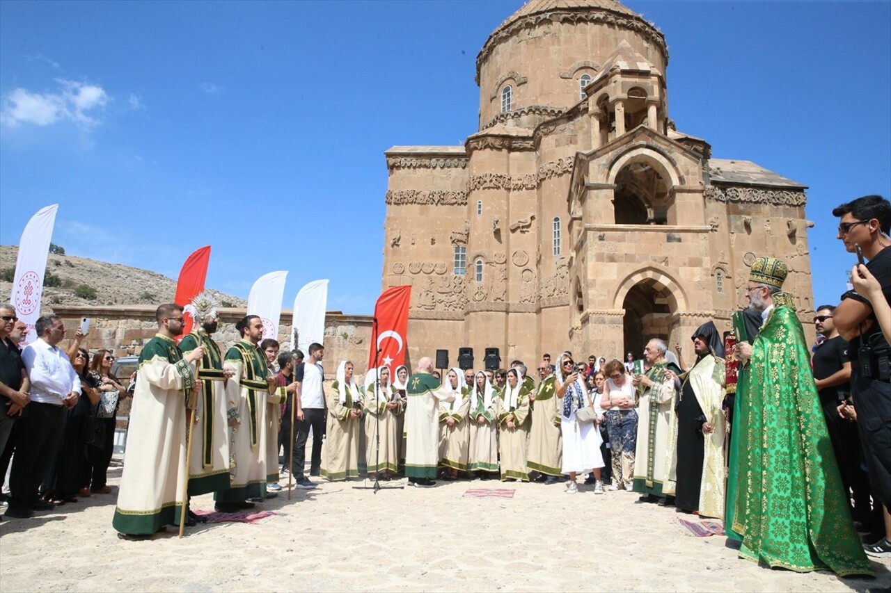 Kültür ve Turizm Bakanlığının özel izniyle yılda bir kez ibadete açılan Van Gölü'ndeki Akdamar...