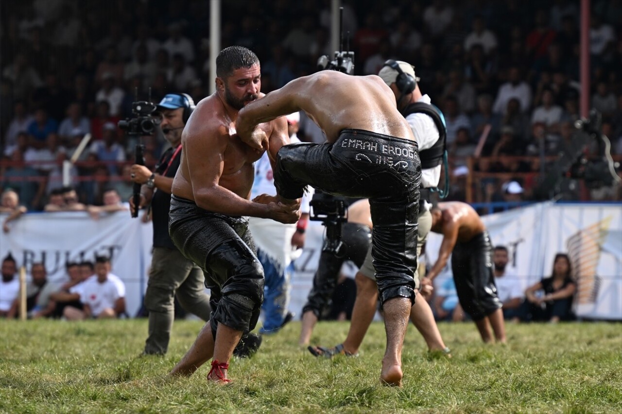 Bu yıl 672'incisi düzenlenen Tarihi Elmalı Yağlı Güreşleri, 15 bin kişilik Recep Gürbüz Stadı'nda...