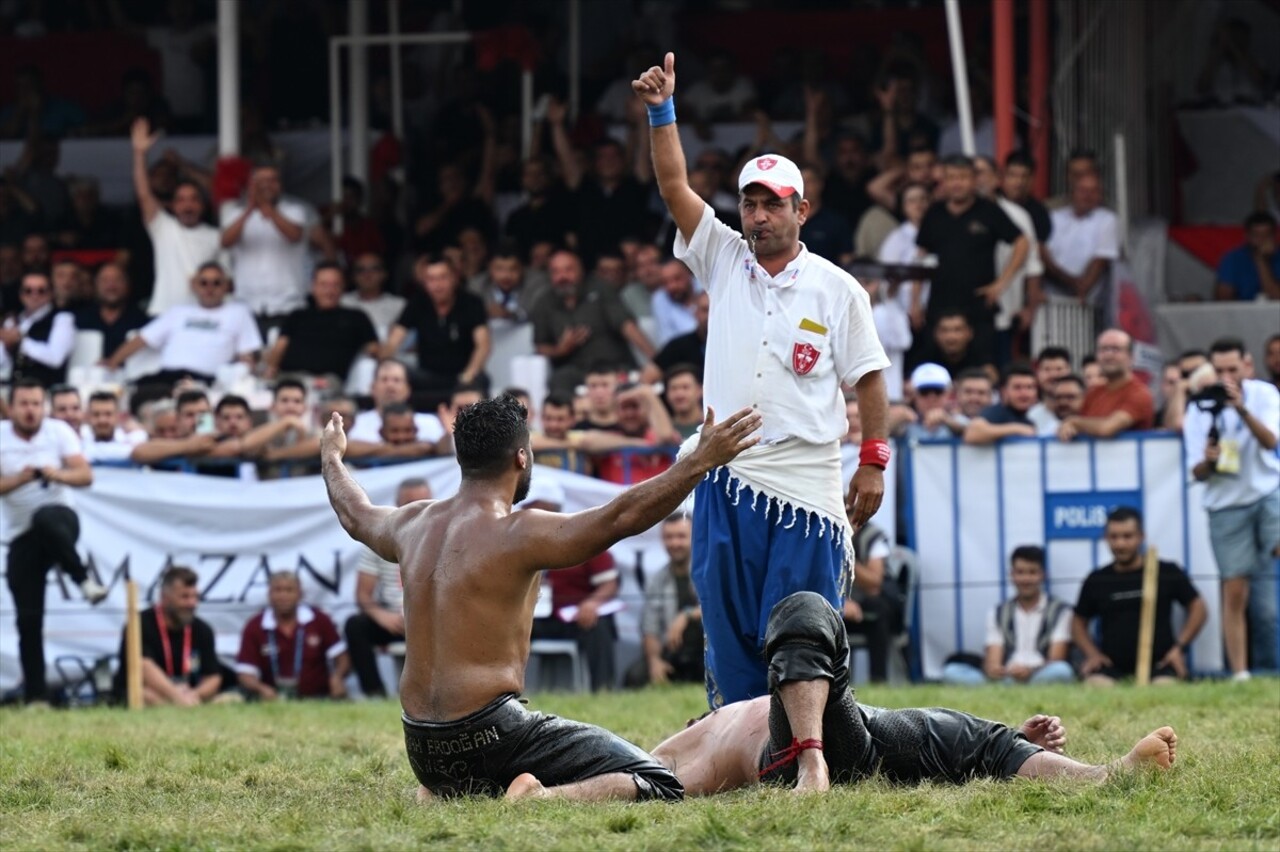 Bu yıl 672'incisi düzenlenen Tarihi Elmalı Yağlı Güreşleri, 15 bin kişilik Recep Gürbüz Stadı'nda...