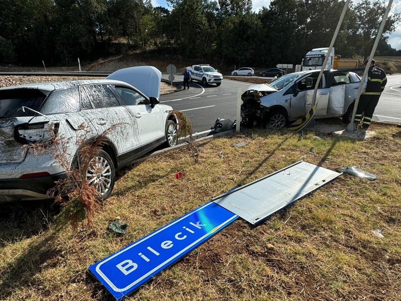 Bilecik'te iki otomobilin çarpıştığı kazada 1'i bebek 5 kişi yaralandı.