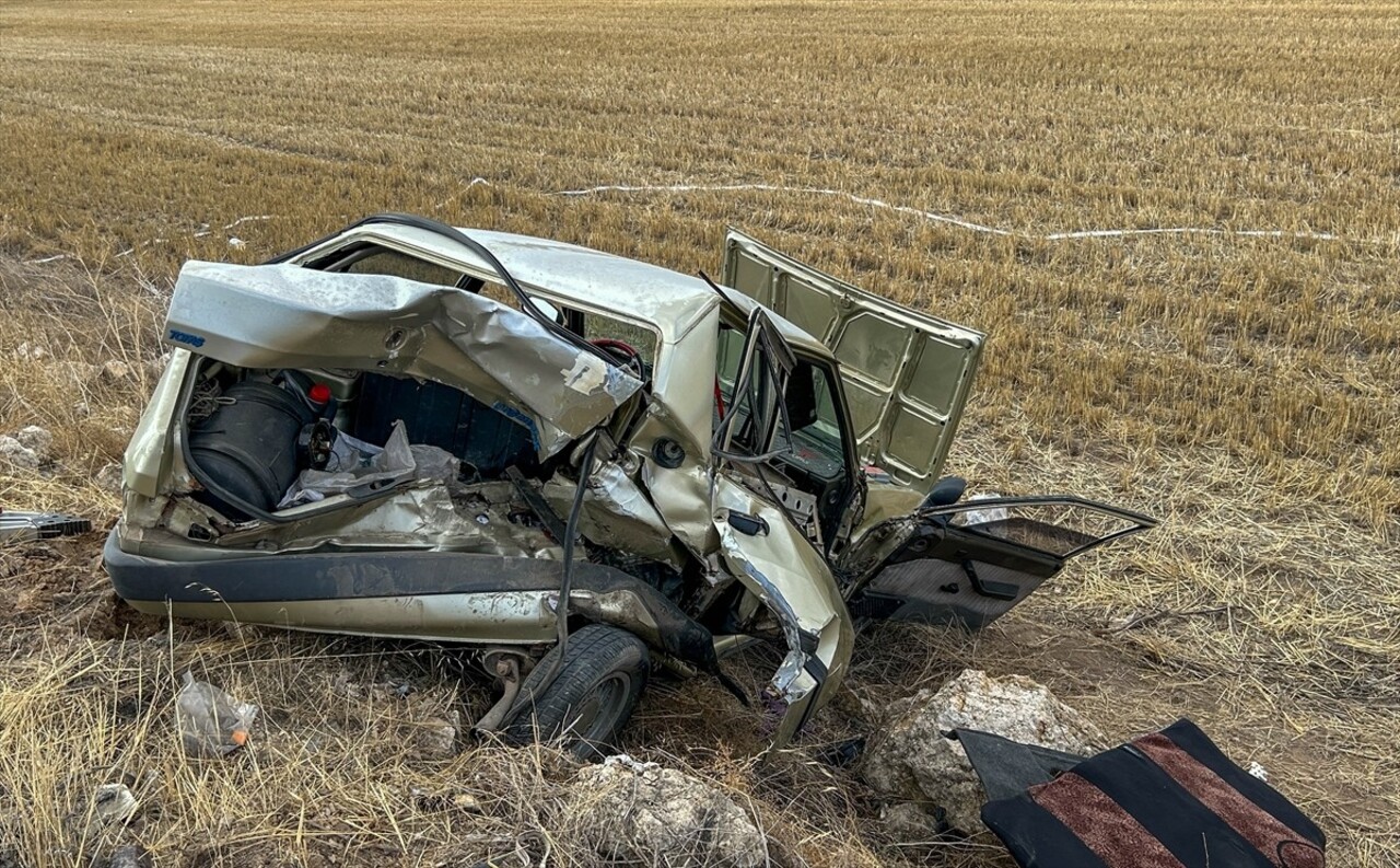 Uşak'ta minibüsle otomobilin çarpıştığı kazada 1 kişi öldü, 3 kişi yaralandı.