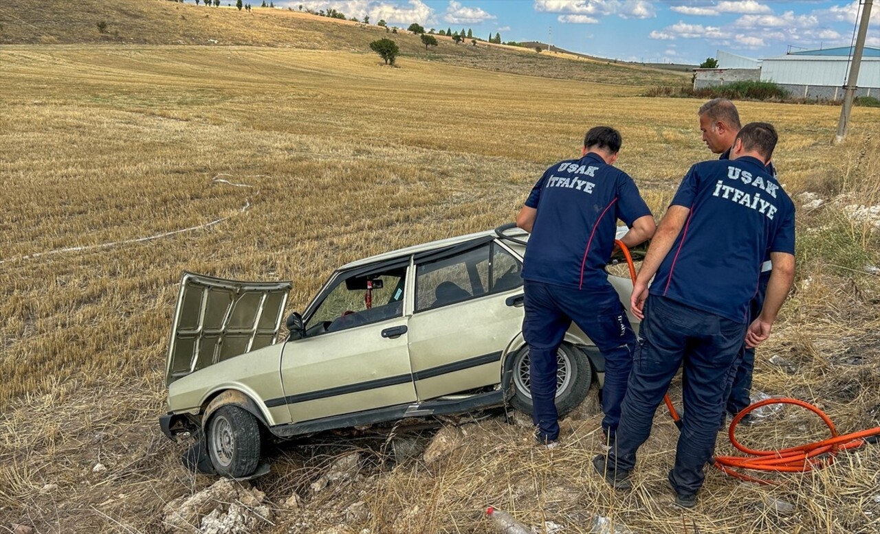 Uşak'ta minibüsle otomobilin çarpıştığı kazada 1 kişi öldü, 3 kişi yaralandı.