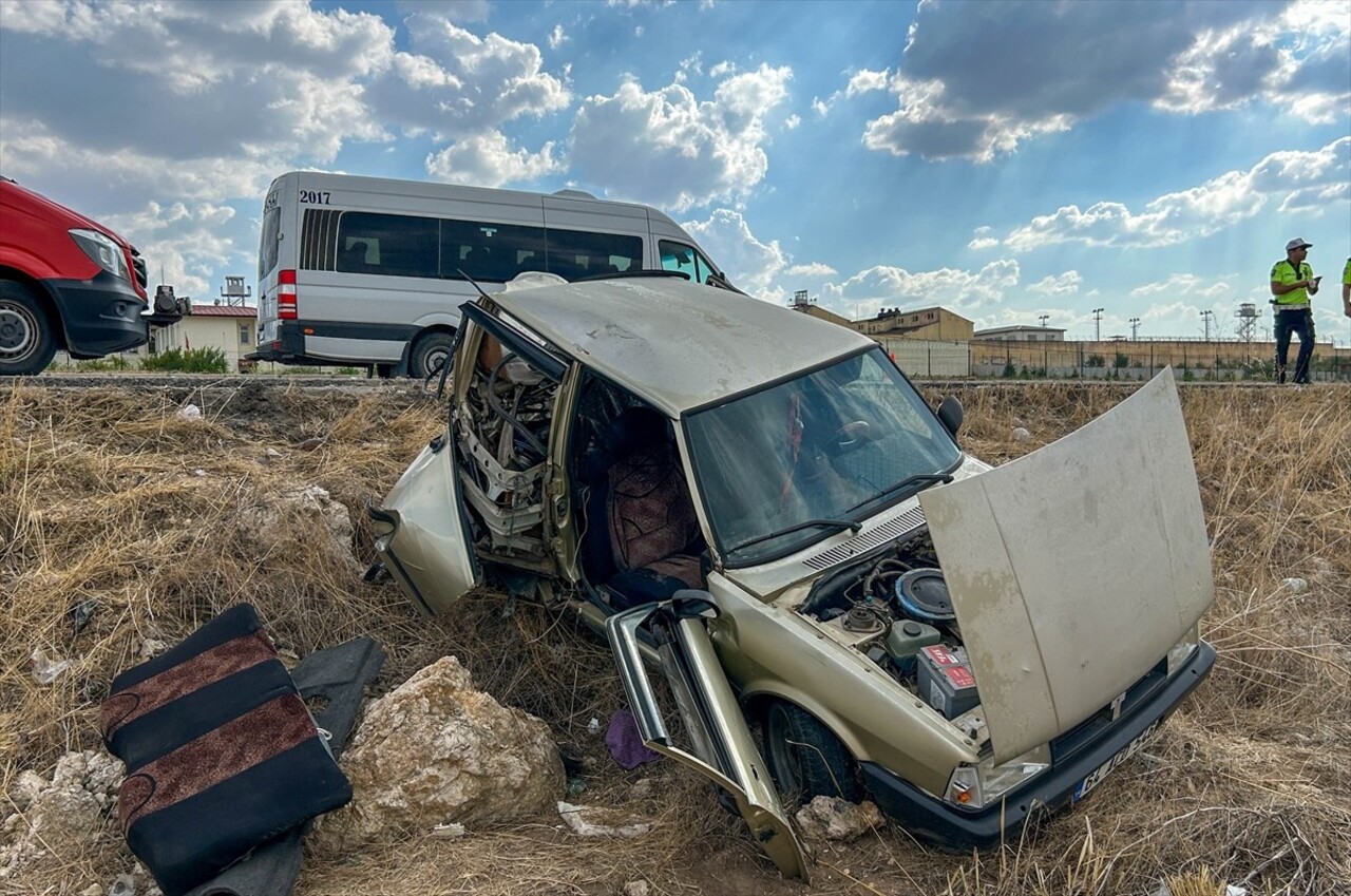 Uşak'ta minibüsle otomobilin çarpıştığı kazada 1 kişi öldü, 3 kişi yaralandı.