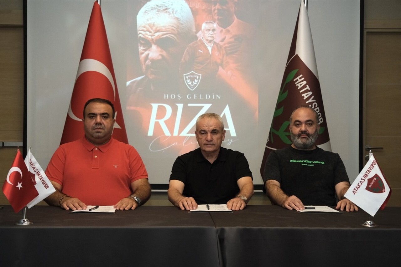 Trendyol Süper Lig ekiplerinden Atakaş Hatayspor, teknik direktör Rıza Çalımbay (ortada) ile...