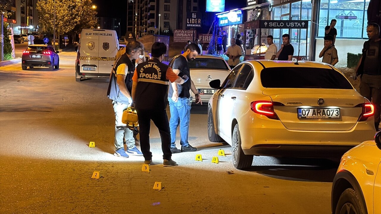 Elazığ'da iki grup arasında çıkan silahlı kavgada bir kişi hayatını kaybetti. Polis ekipleri olay...