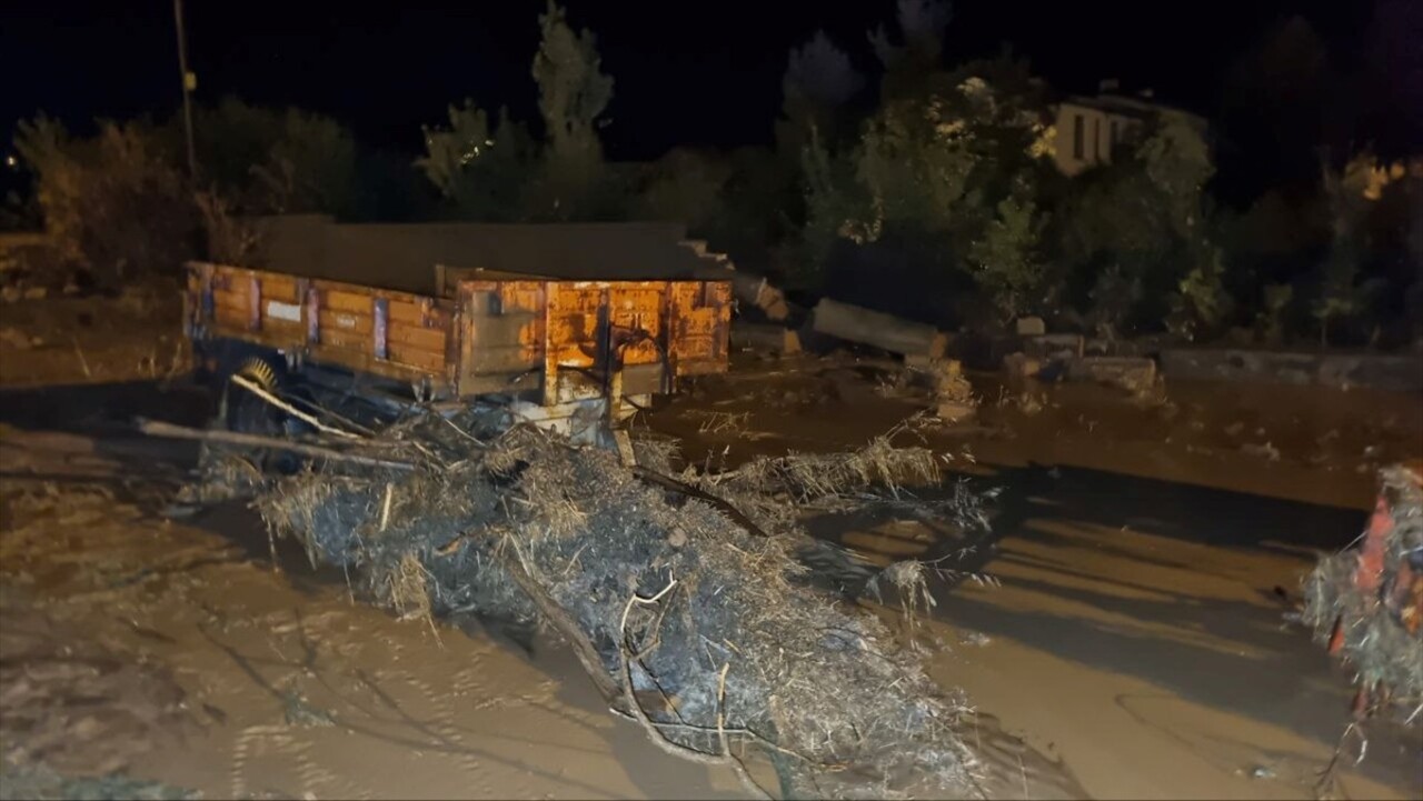 Çorum'un Alaca ilçesine bağlı Sarısüleyman köyünde etkili olan sağanak nedeniyle su baskınları...