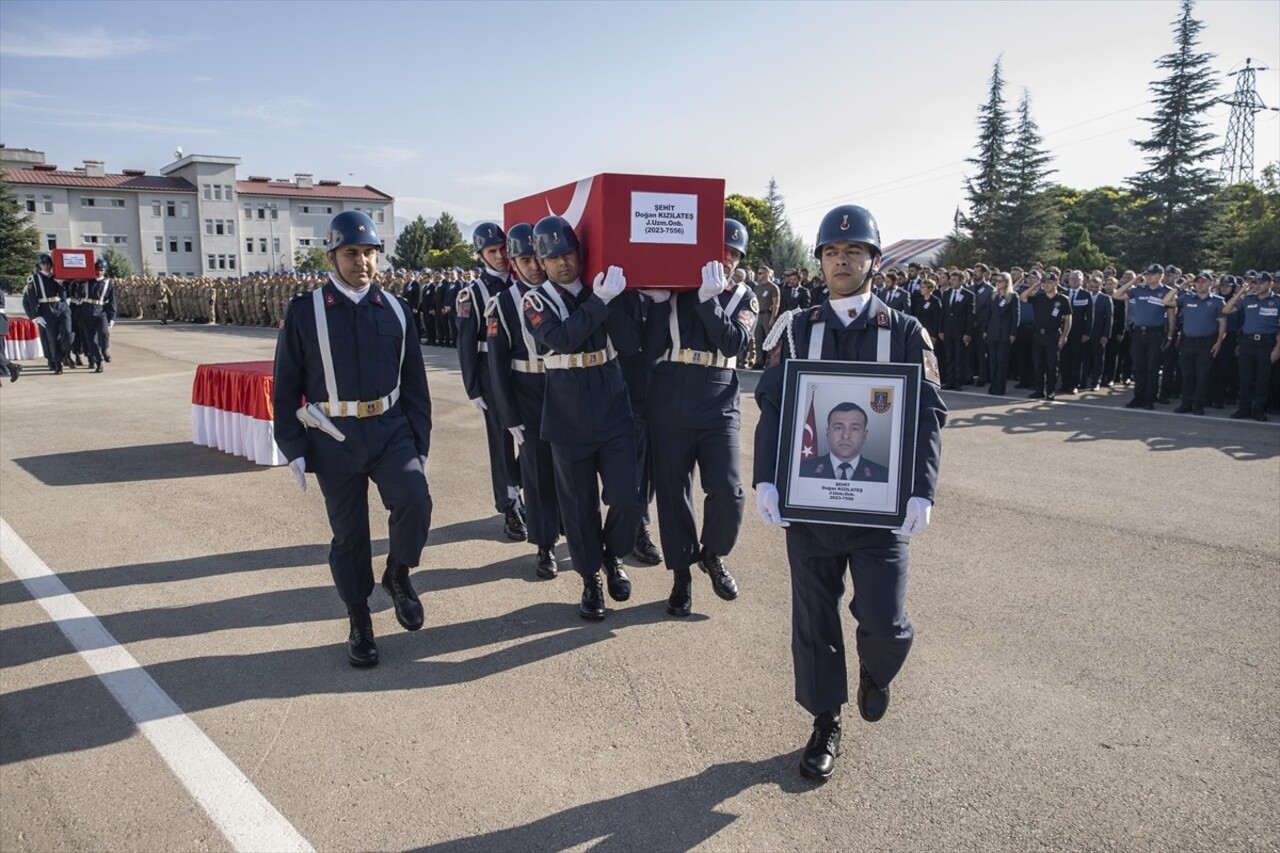 Tunceli'nin Ovacık ilçesinde görev esnasında zırhlı aracın devrilmesi sonucu şehit olan askerler...