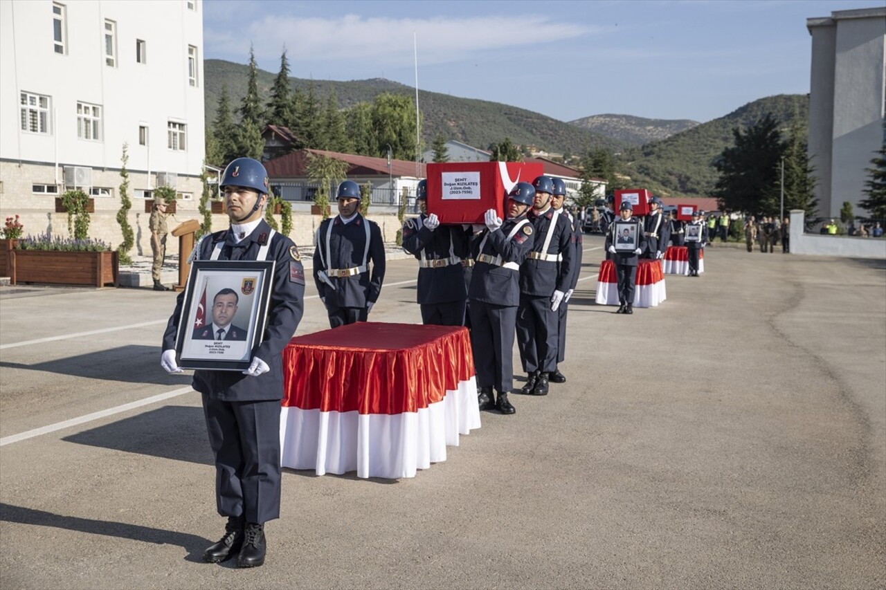 Tunceli'nin Ovacık ilçesinde görev esnasında zırhlı aracın devrilmesi sonucu şehit olan askerler...