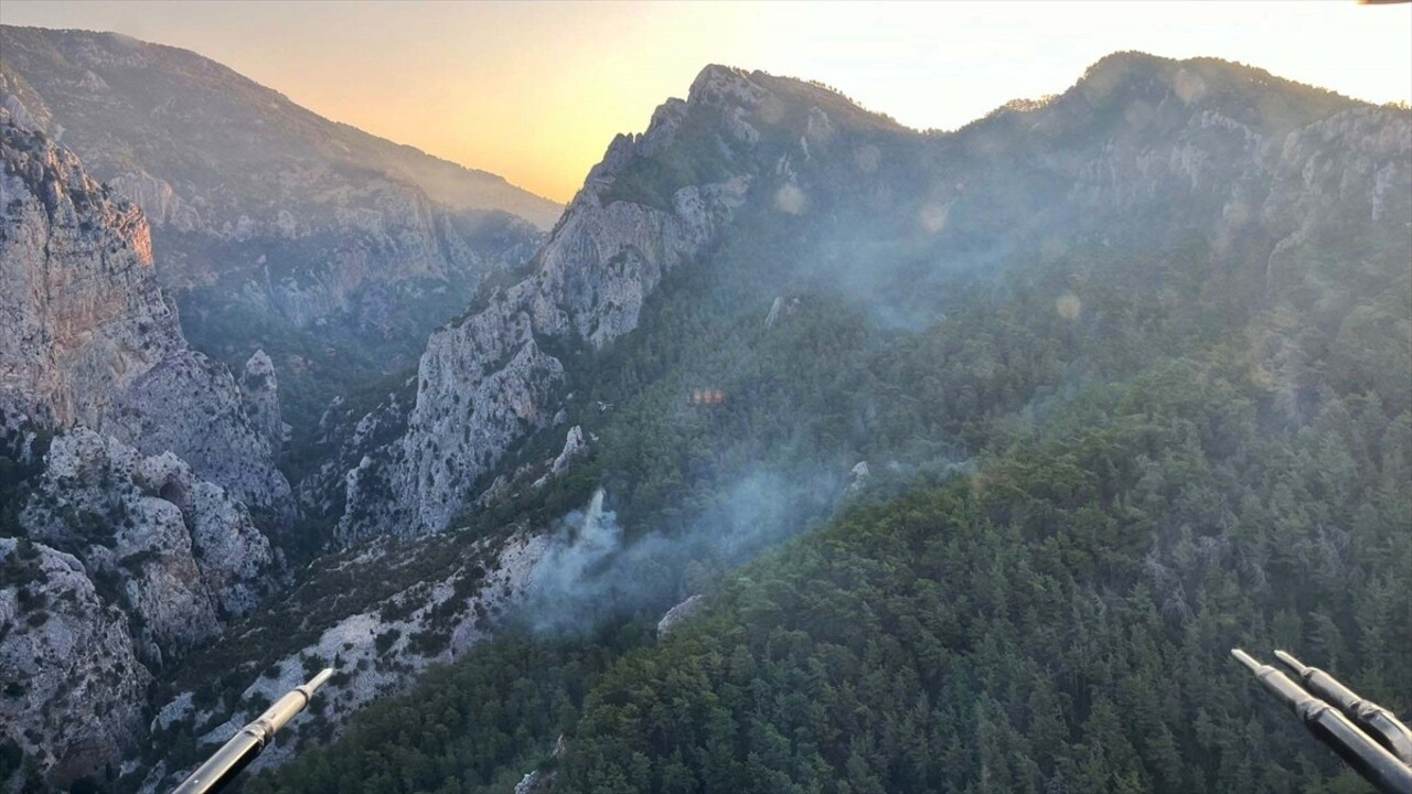 Muğla'nın Menteşe ilçesinde 2 gün önce ormanlık alanda çıkan yangına müdahale havadan ve karadan...