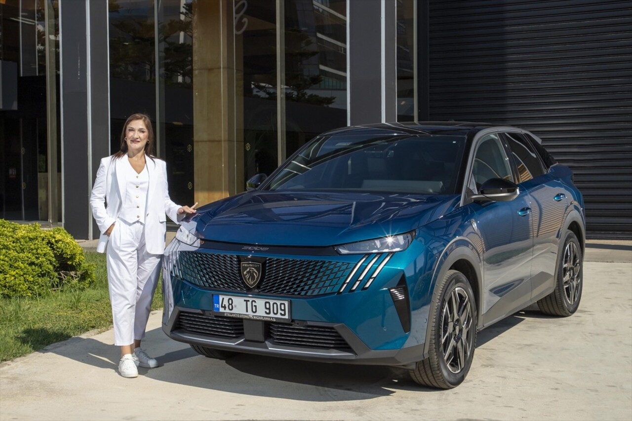 Peugeot Türkiye Genel Müdürü Gülin Reyhanoğlu, yeni Peugeot 3008’in tanıtım toplantısının...