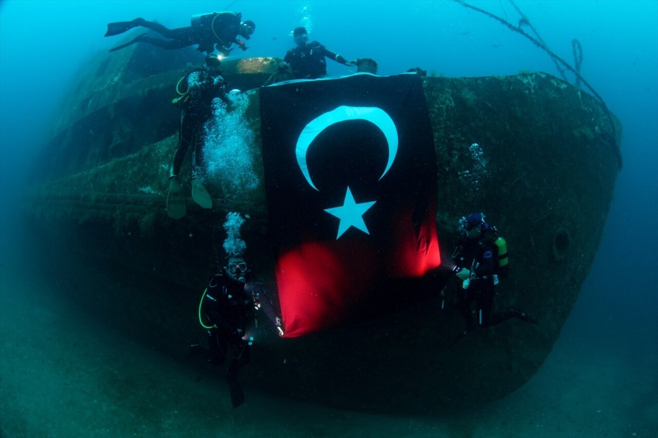 İzmir’in Karaburun ilçesinde bir grup dalgıç, kentin kurtuluşunun 102'inci yıldönümü kutlamaları...