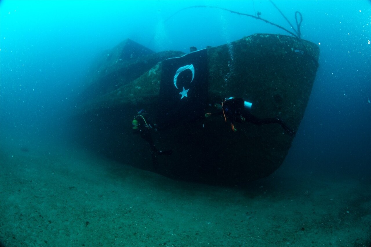 İzmir’in Karaburun ilçesinde bir grup dalgıç, kentin kurtuluşunun 102'inci yıldönümü kutlamaları...