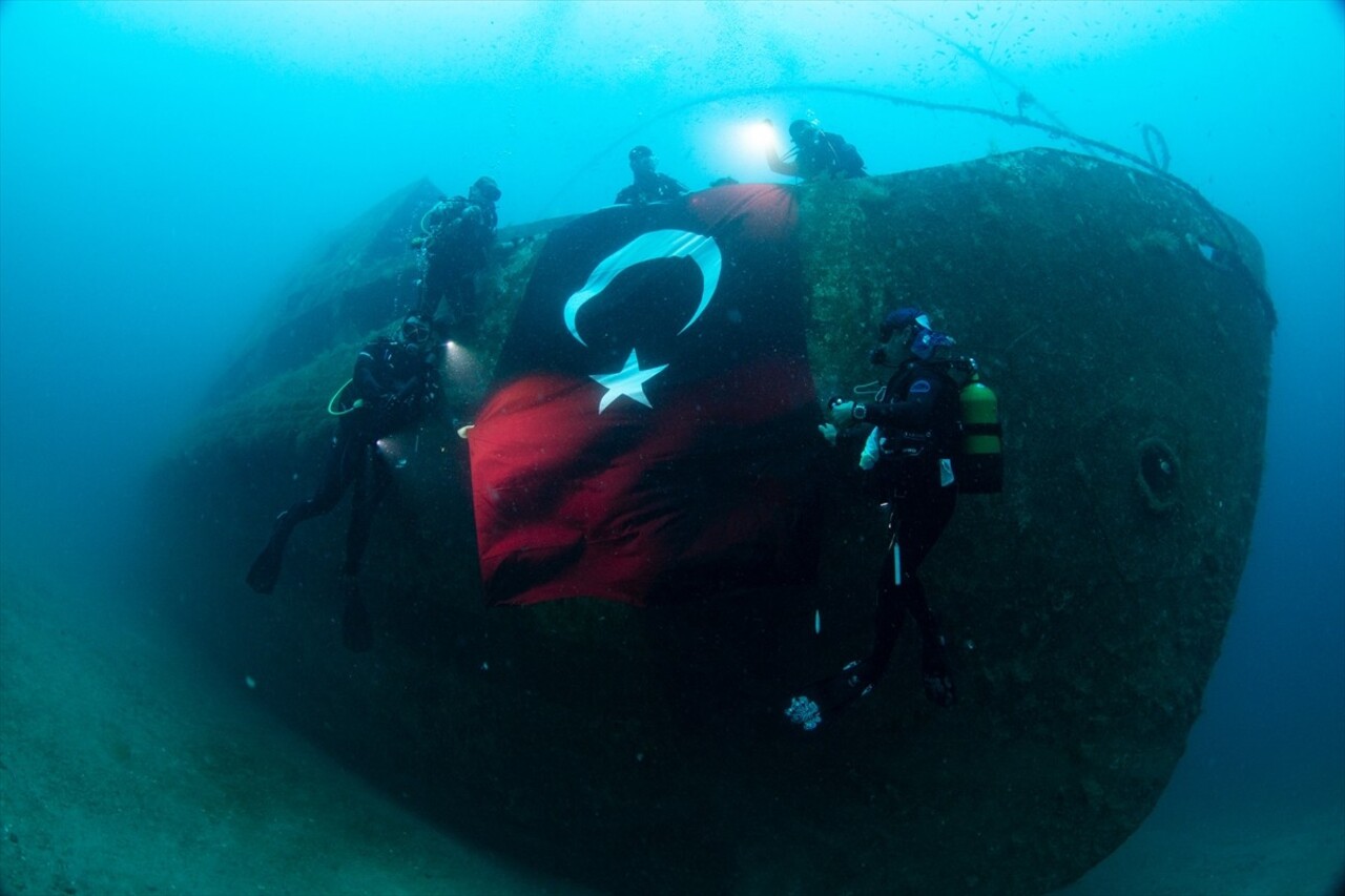 İzmir’in Karaburun ilçesinde bir grup dalgıç, kentin kurtuluşunun 102'inci yıldönümü kutlamaları...