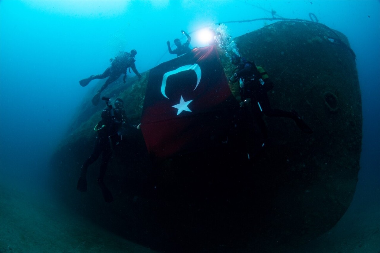 İzmir’in Karaburun ilçesinde bir grup dalgıç, kentin kurtuluşunun 102'inci yıldönümü kutlamaları...