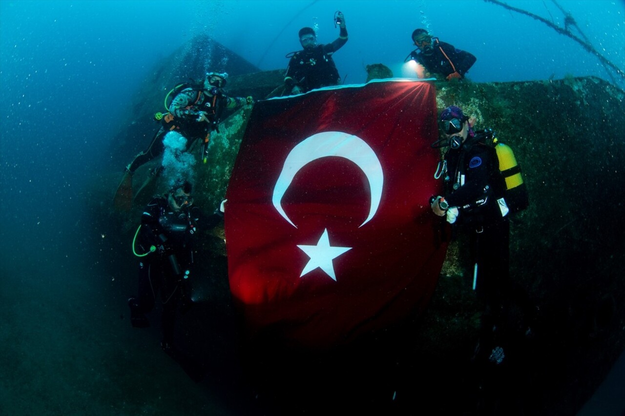 İzmir’in Karaburun ilçesinde bir grup dalgıç, kentin kurtuluşunun 102'inci yıldönümü kutlamaları...